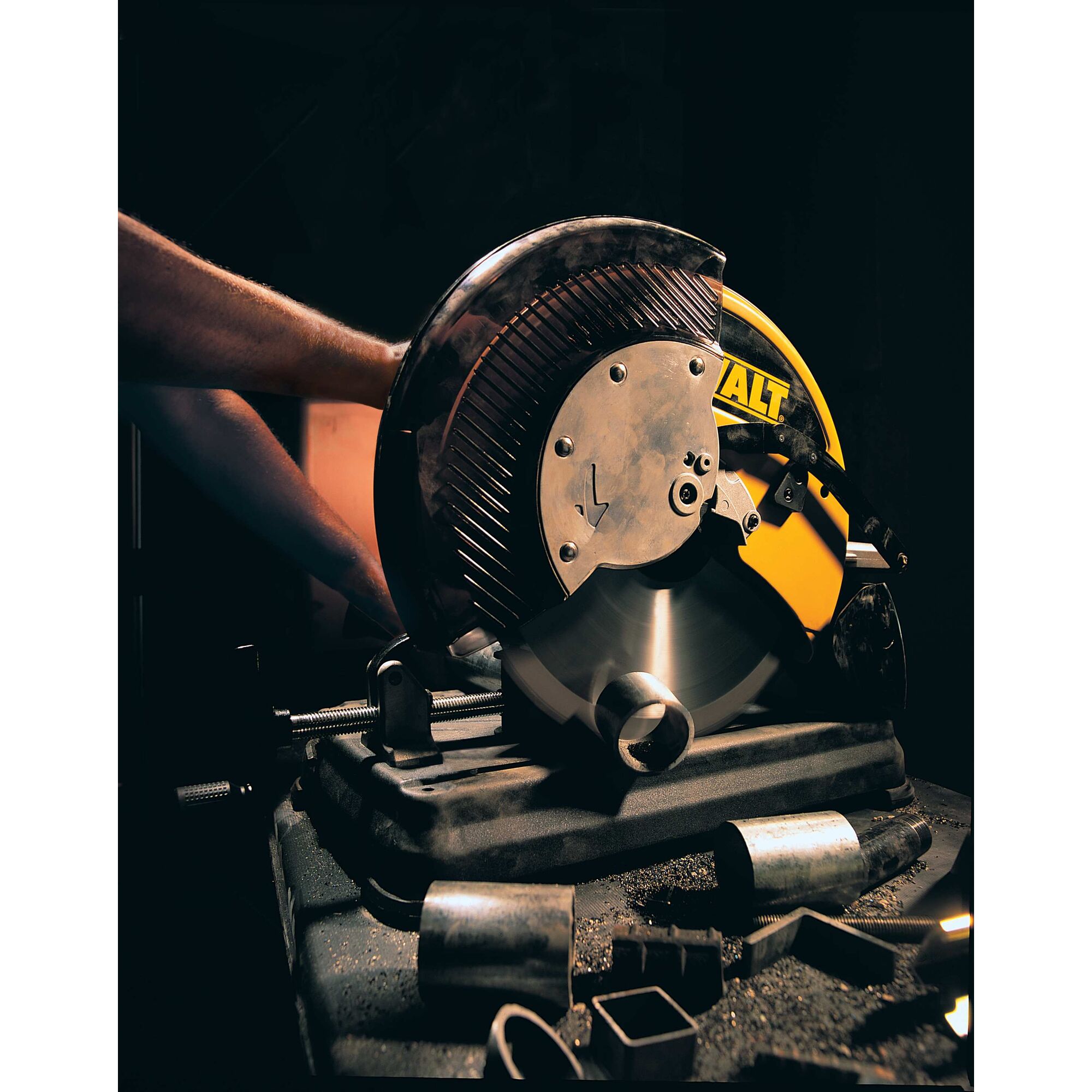Máy cắt sắt tua chậm 2200W 14 inch Dewalt DW872-KR